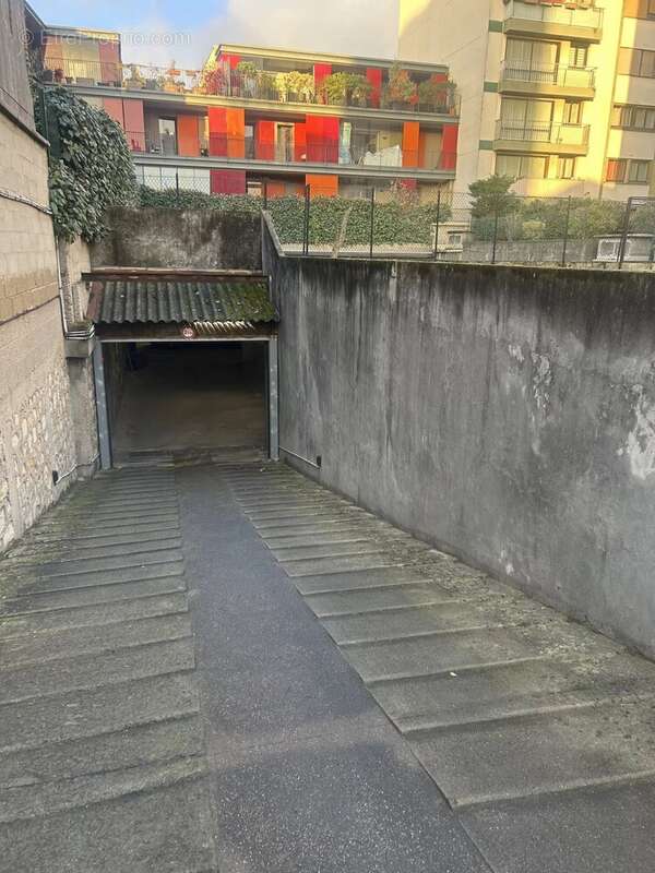 Parking à ROMAINVILLE