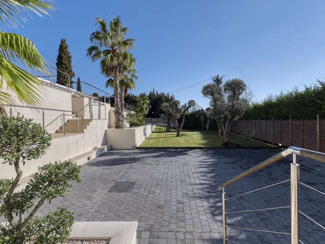 Maison à CHATEAUNEUF-GRASSE