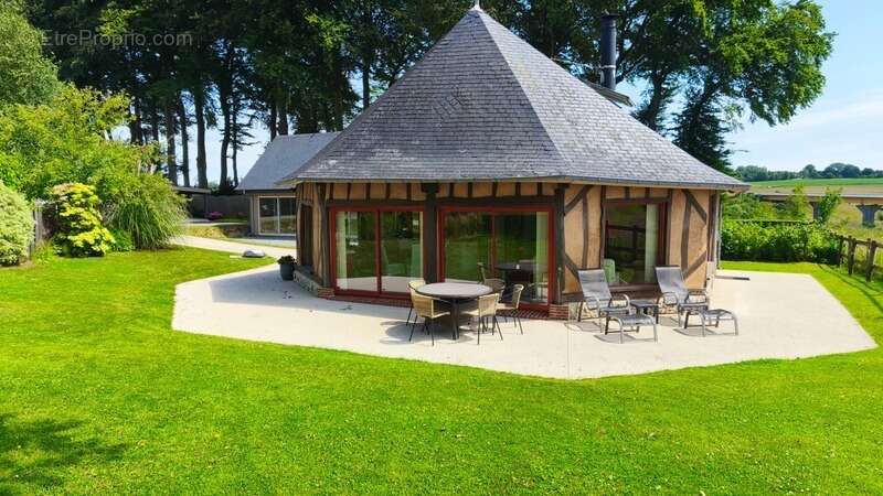 A 20 KMS de Fécamp. Ensemble immobilier comprenant 2 habitations (303 m²);1 piscine; triple garage; Terrain 5215 m² - photo 3