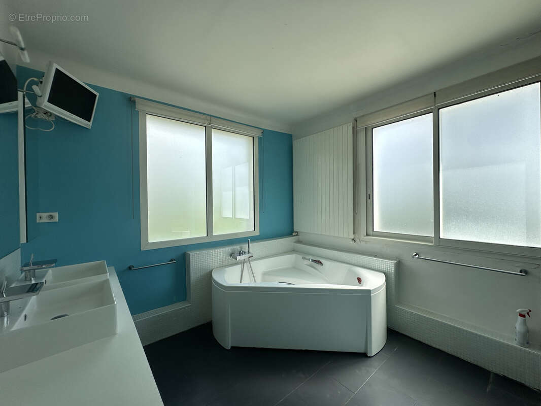 Roquefort rive gauche - maison familiale avec piscine et terrain - photo 18