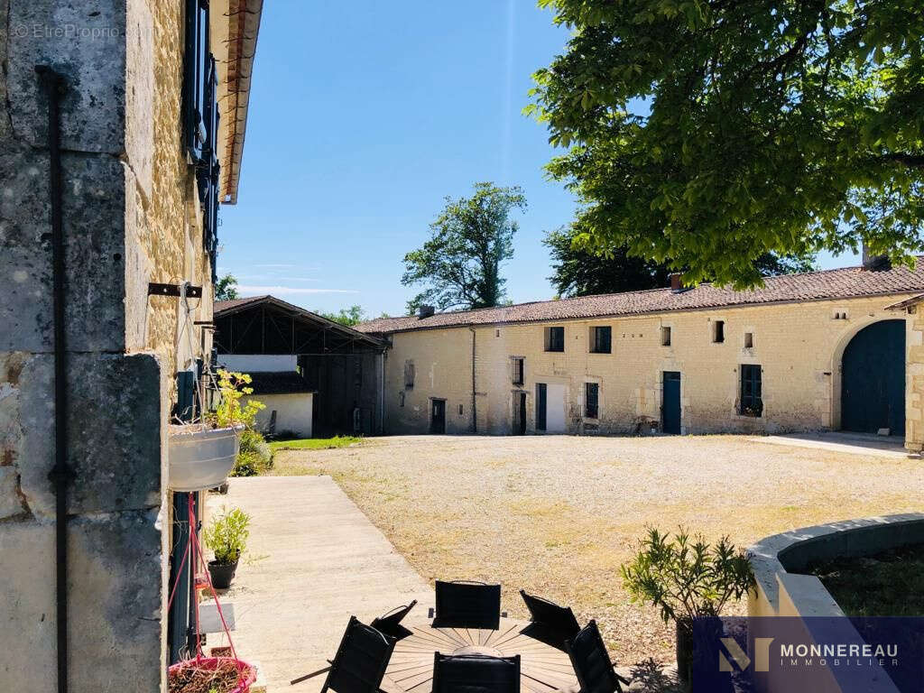 Maison à BARBEZIEUX-SAINT-HILAIRE