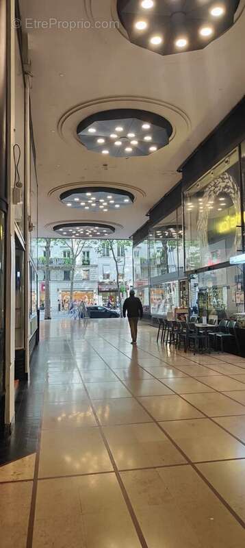 Commerce à PARIS-8E