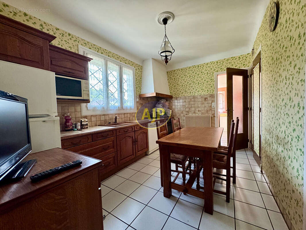 Maison individuelle de plain-pied avec jardin paysagé et beau potentiel - photo 8