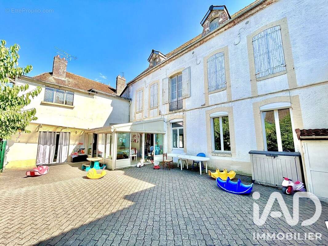 Maison 281 m² à Villeneuve-Sur-Yonne  - photo 2