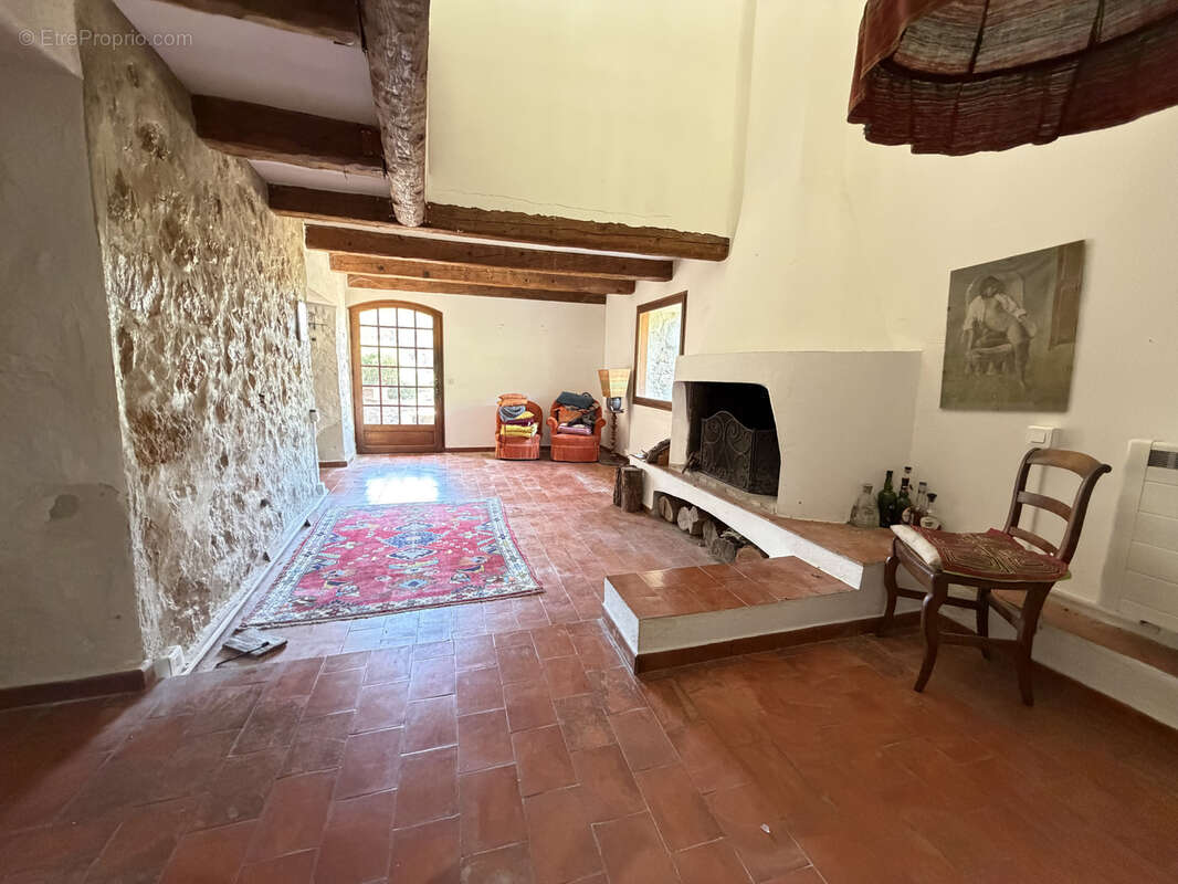 A vendre authentique maison en pierre t9 avec terrain de 3 hectares - 83150 bandol - photo 13