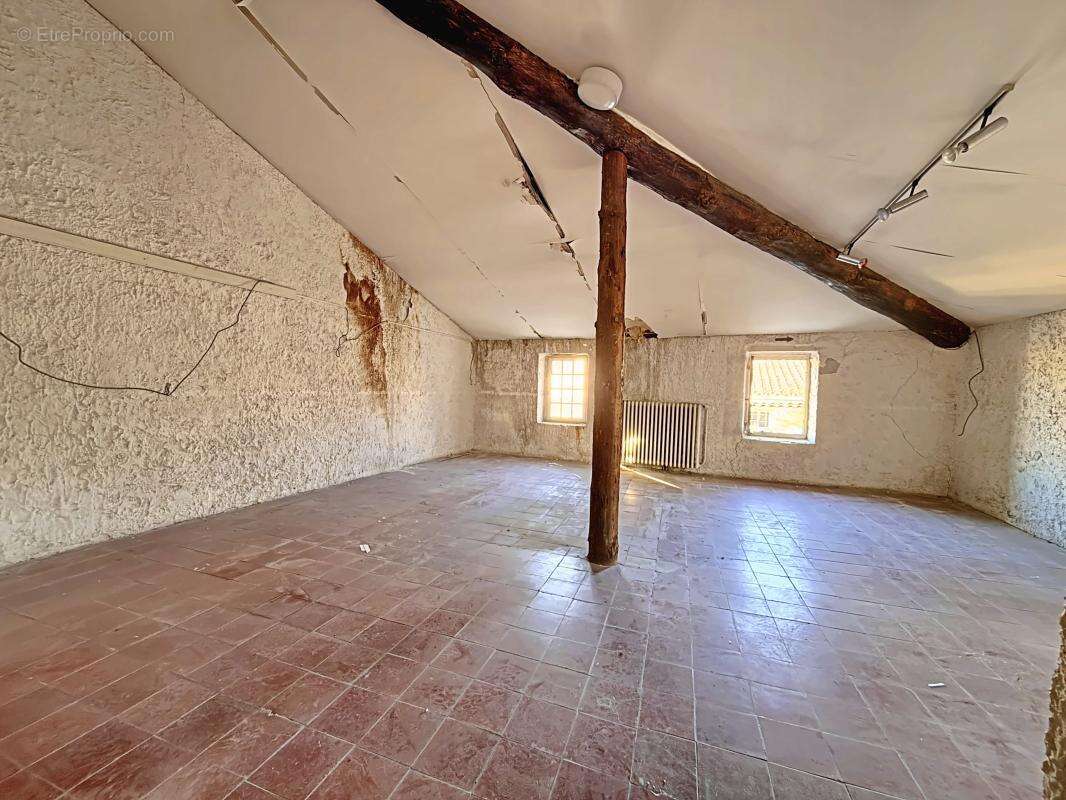 Maison à LA ROQUE-D&#039;ANTHERON