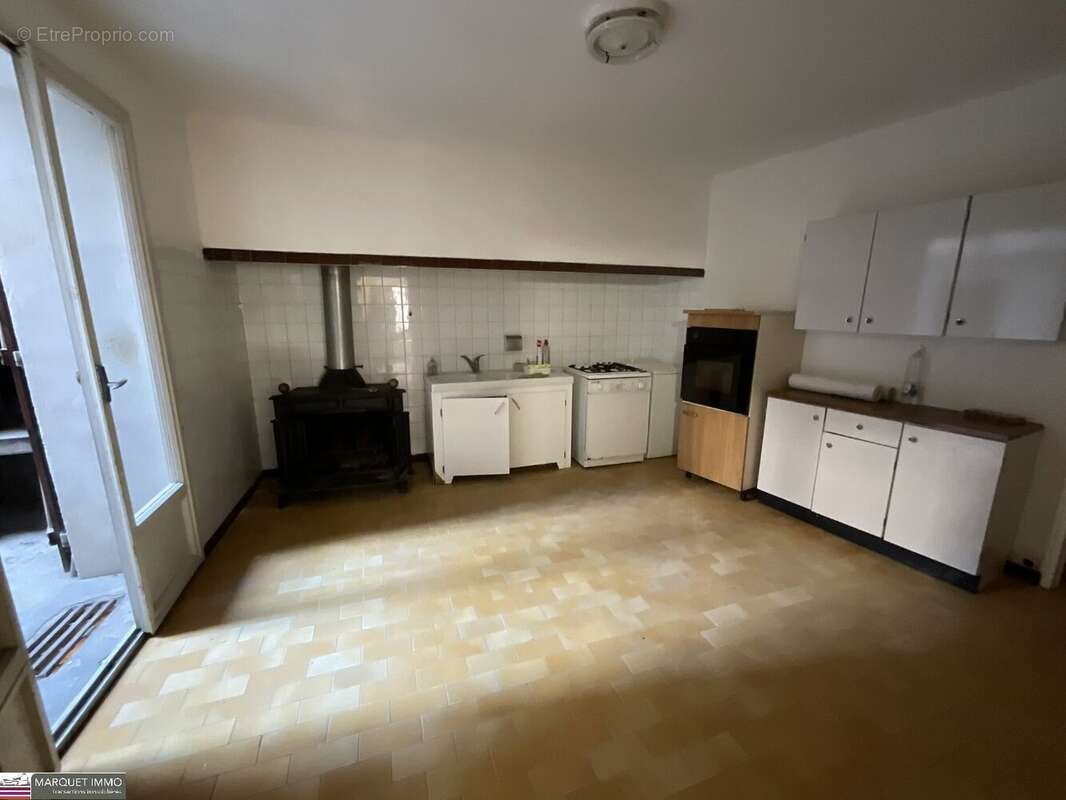 Beau potentiel pour cette maison de village T3 offrant 90 m² avec cour, garage, à rénover selon toutes vos envies ! - photo 5