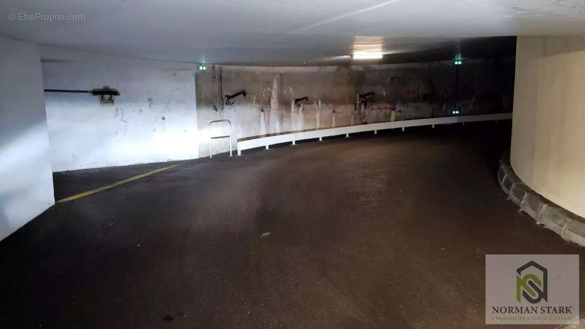 Parking à CAP-D'AIL