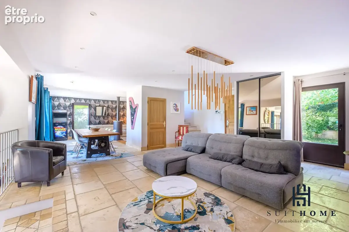 A vendre maison 175 m²  à Saint Romain Au Mont D Or, piscine et terrain clos et arboré - photo 2