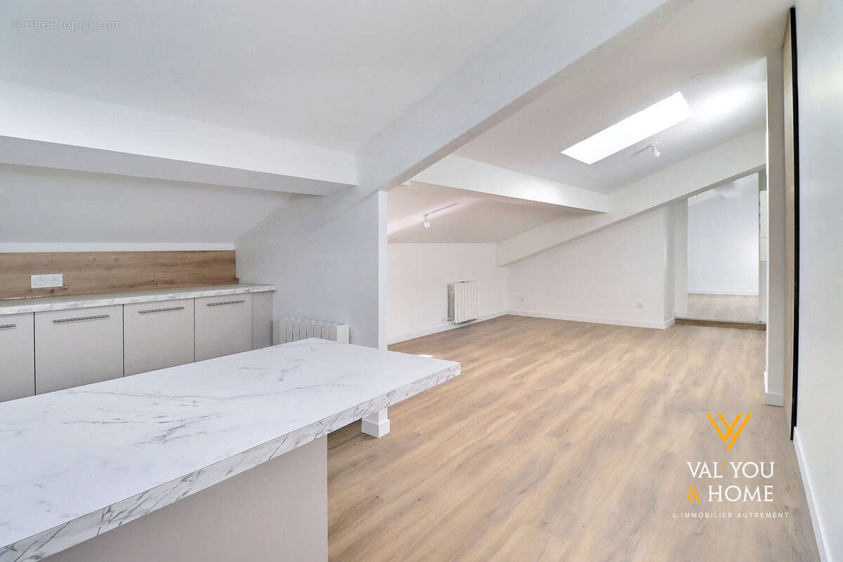 Appartement à LA TOUR-DE-SALVAGNY