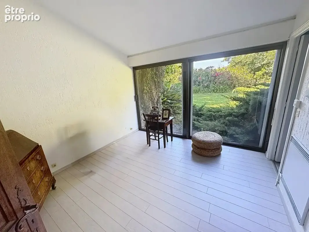 Mougins – Vue imprenable sur le vieux village – Villa 235 m² sur 3 500 m² de terrain plat, piscine et dépendance - photo 21