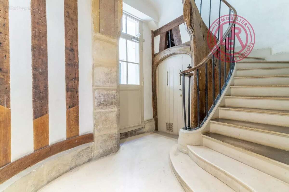 Paris 4ème  Arsenal - Rue de Birague - 2 pièces avec Vue et Balcon - photo 9
