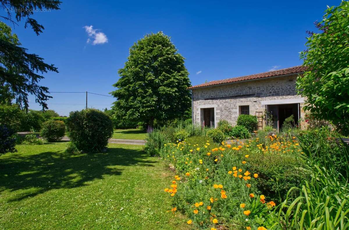 Pavillon de 2 chambres et grande grange à la lisière d'un petit village - photo 8