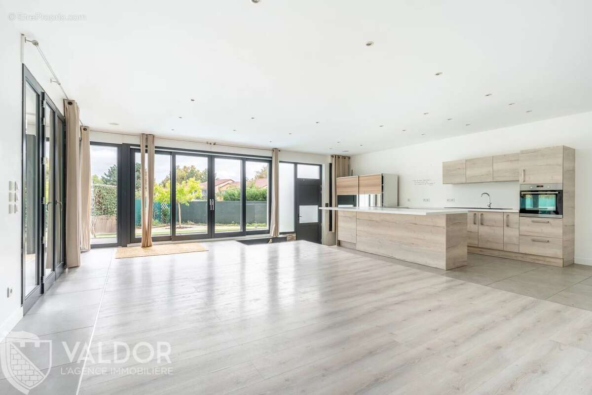 Maison à SAINT-GENIS-LES-OLLIERES