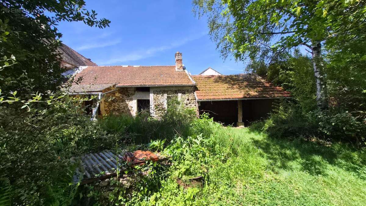 T10, 285 m², combles 100 m², dépendances, terrain 1124 m² - photo 2
