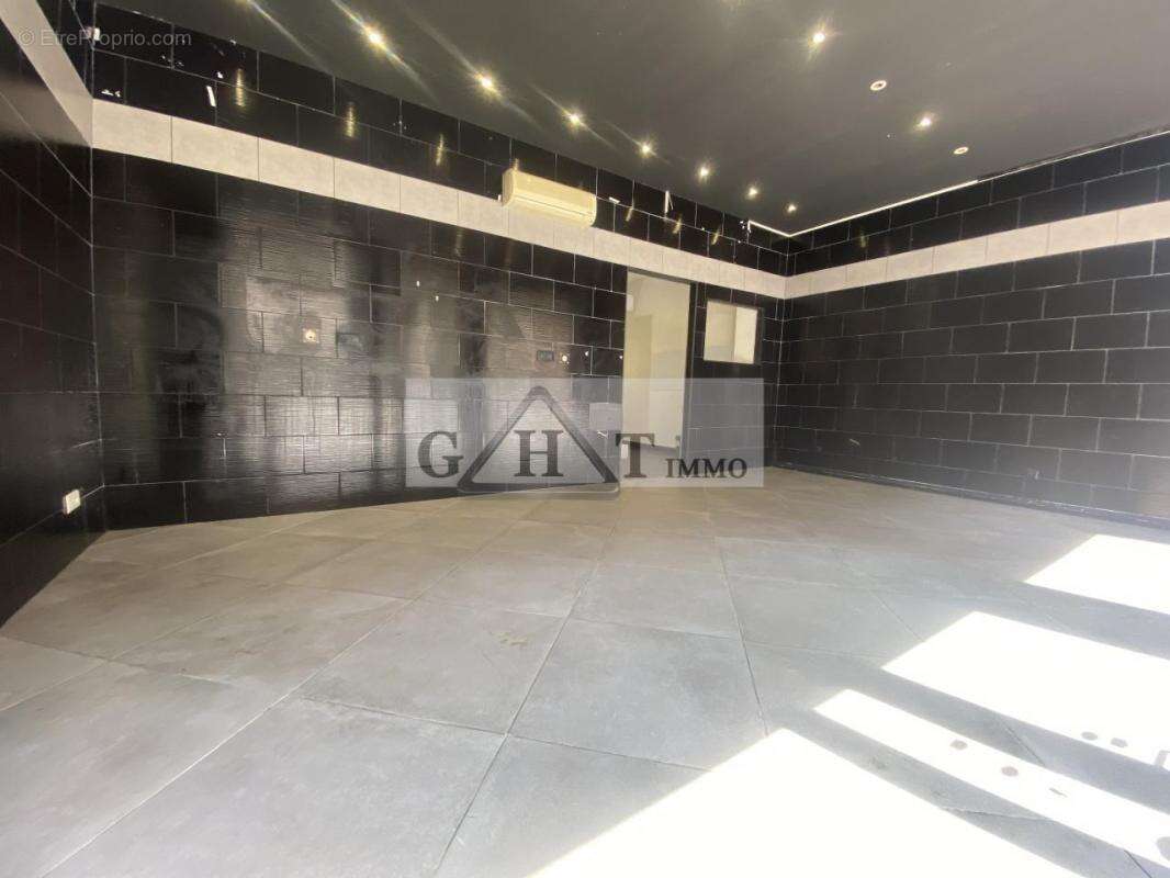 Local commercial 50 m² + cave - photo 2