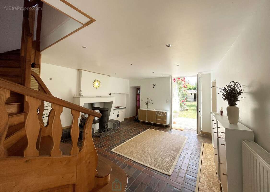 Belle propriété de 325² avec jardin de 3 660m² et dépendances - photo 8