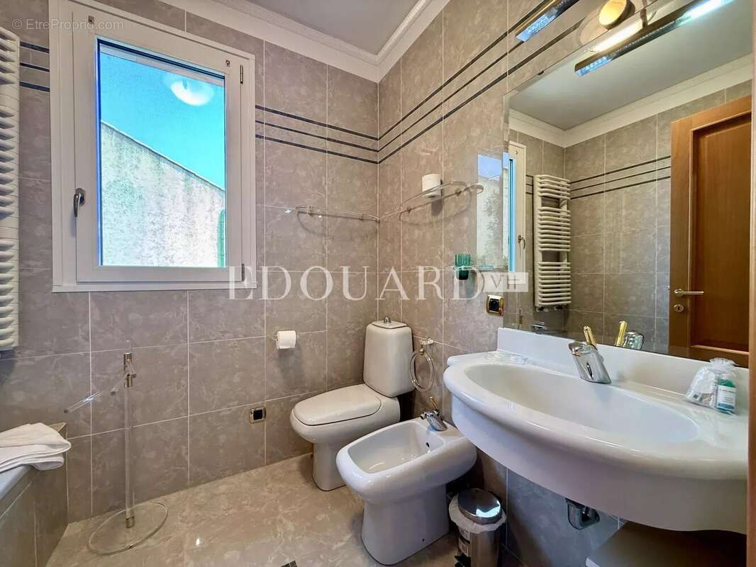 Dans un domaine privé et sécurisé, à vendre villa de prestige avec vue panoramique sur la Principauté de Monaco - photo 20