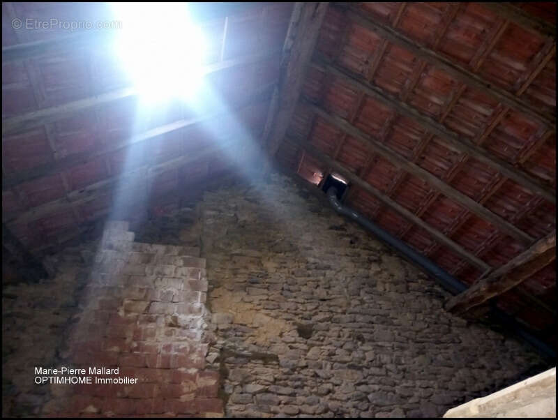 Charmante maison mitoyenne à rénover avec grange attenante – Laissez libre cours à vos projets ! - photo 7