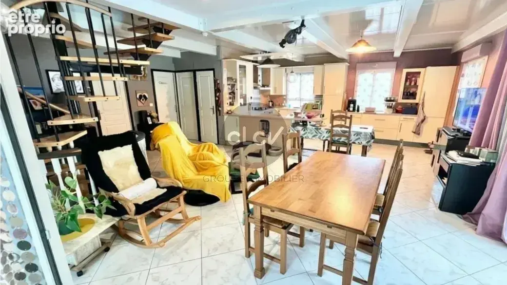 ENTRELACS - Maison de 600m² sur 3 niveaux - photo 4