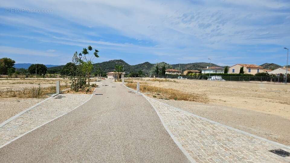 Terrain à PEYROLLES-EN-PROVENCE