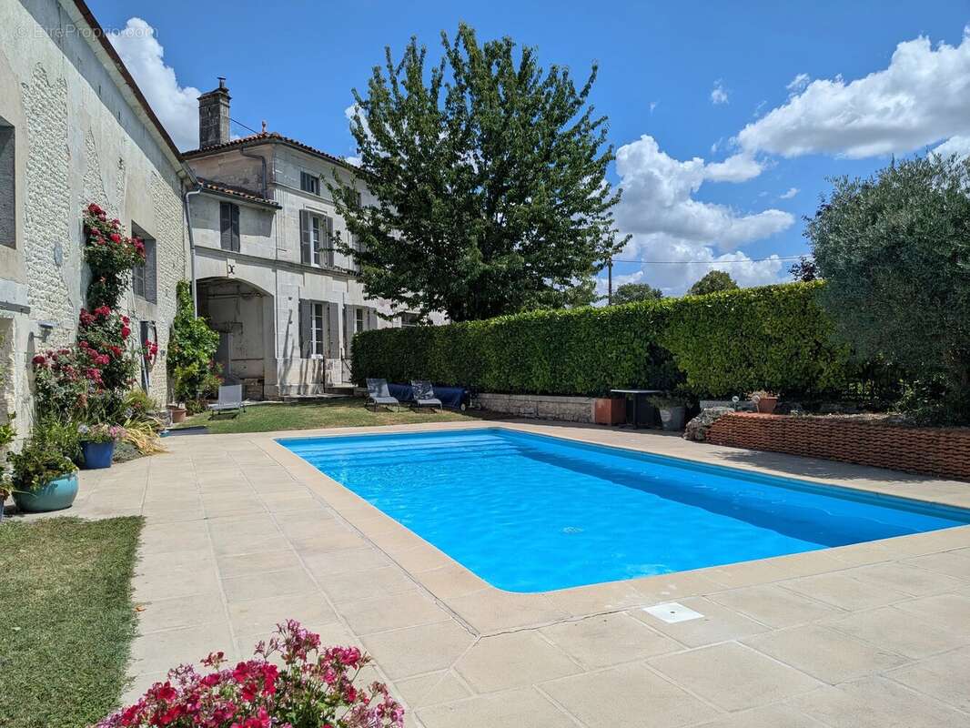 Élégante maison de maître, deux maisons d'amis et une superbe piscine ! - photo 2