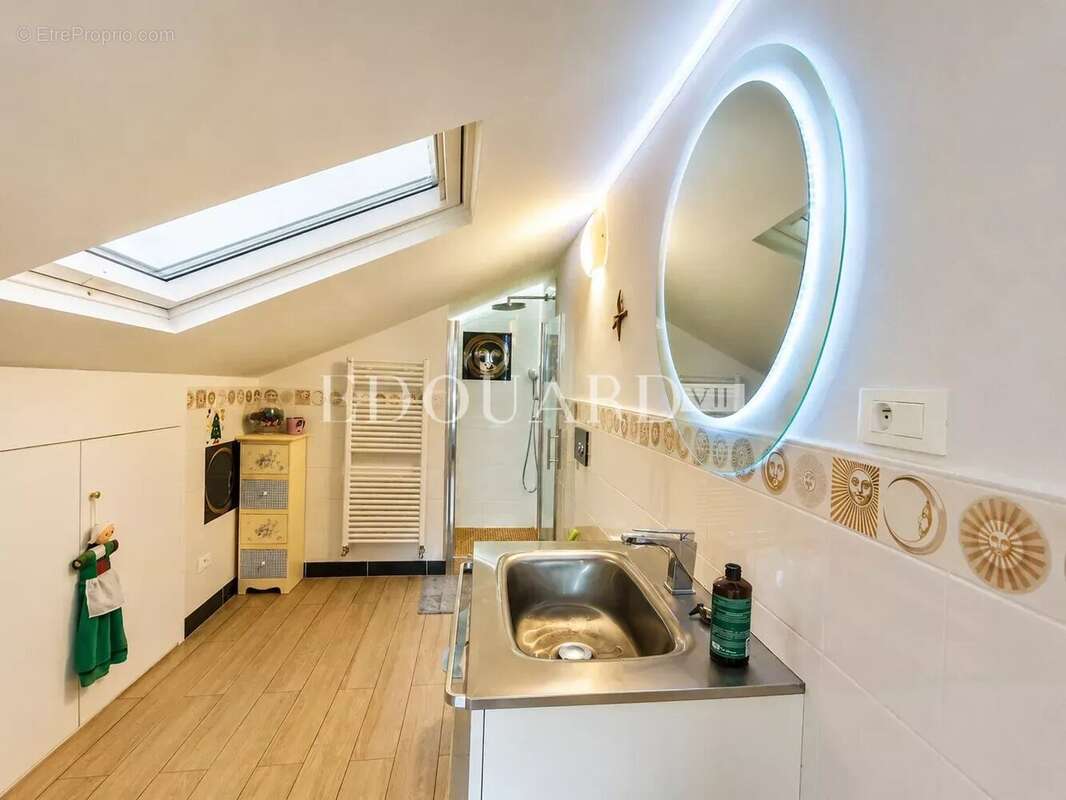 Villa indépendante à vendre, en excellent état avec piscine, jardin plat et vaste parking extérieur - photo 7