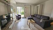 Un séjour lumineux de 25 m² avec un accès sur une première terrasse de 26 m². - Maison à ARBONNE-LA-FORET