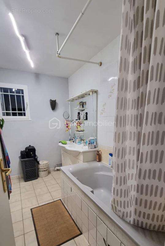 BERTHENAY - Maison de 145 M² - 6 chambres - photo 8