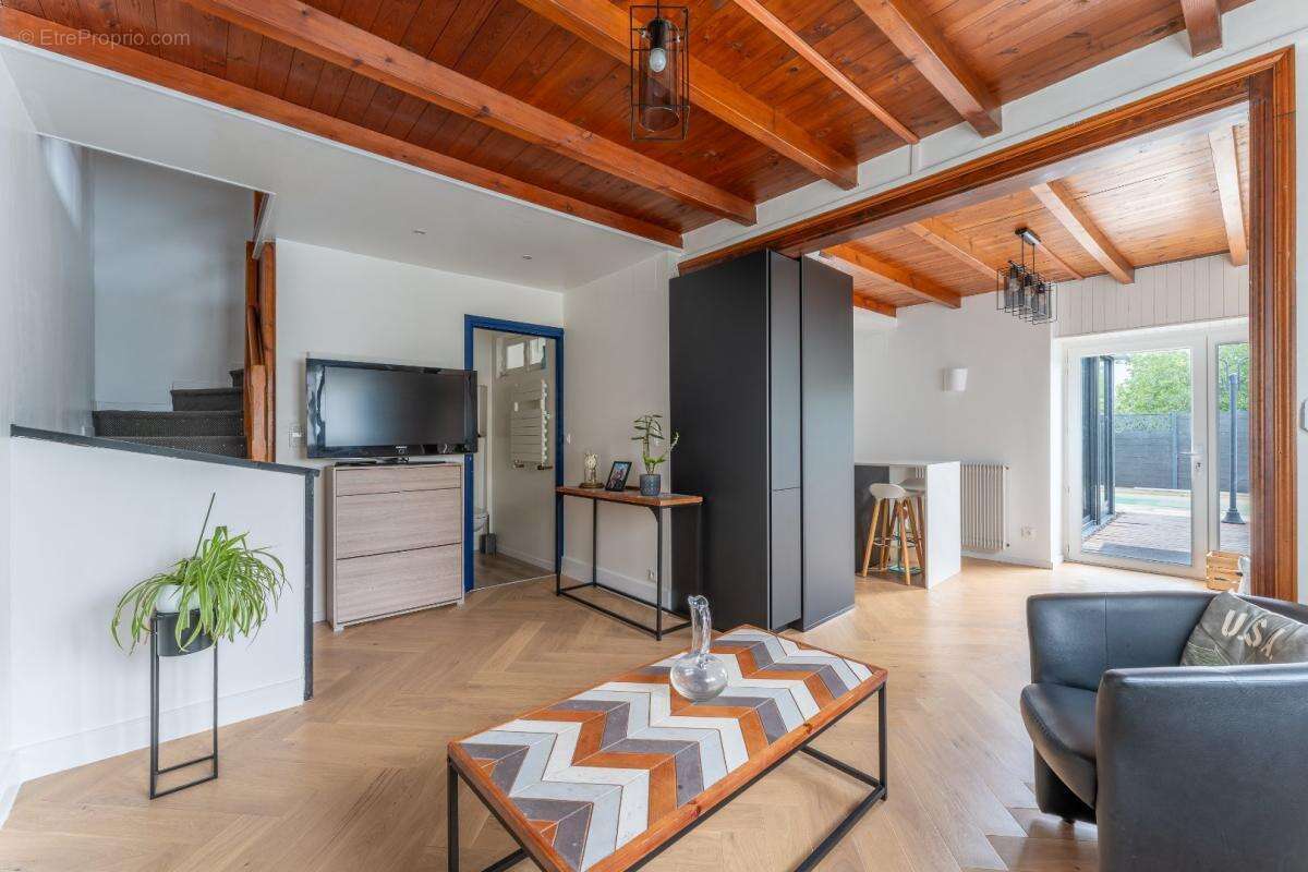 Maison à BRIZAMBOURG