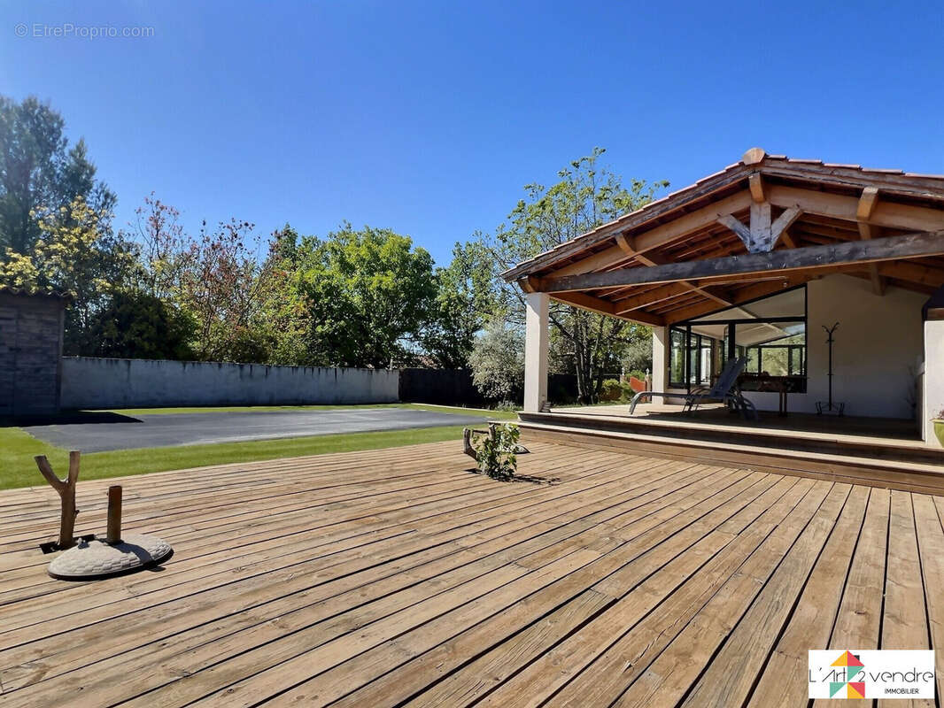 pergola avec terrasse et cuisine d&#039;été - Maison à SEILLONS-SOURCE-D&#039;ARGENS
