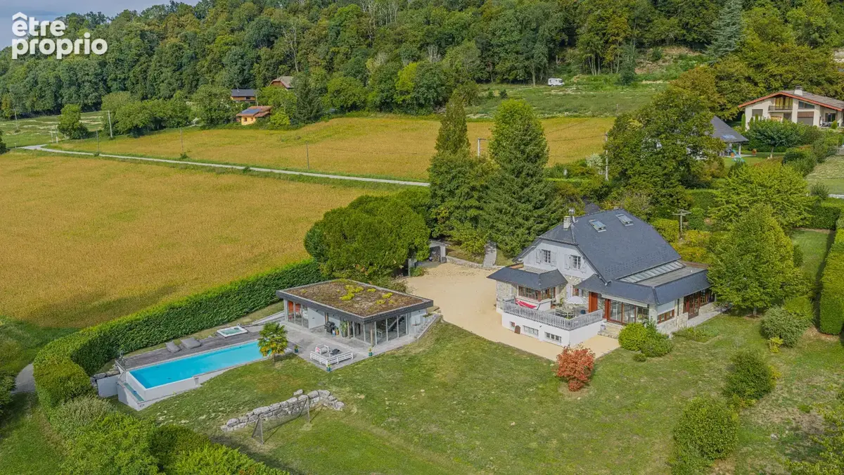 Maison à PUGNY-CHATENOD