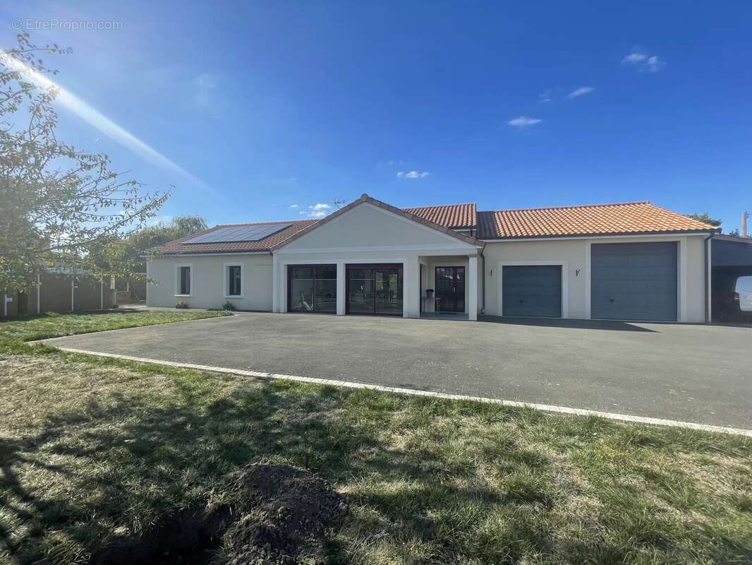 Maison à MONTREUIL-BELLAY