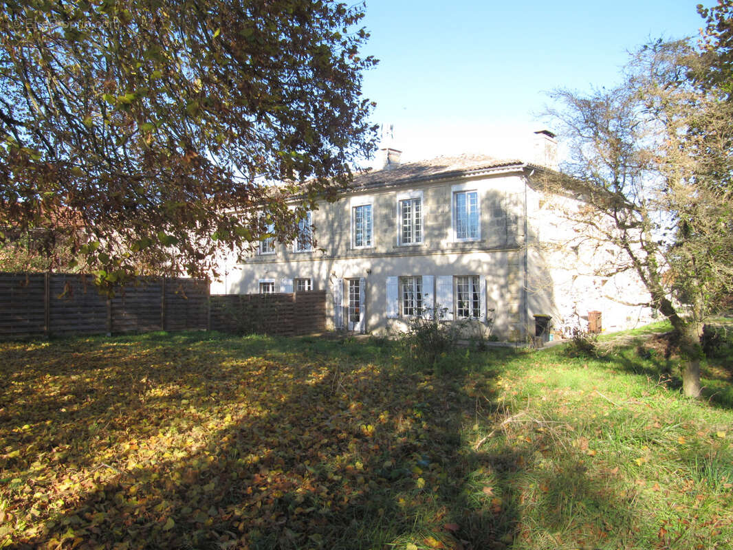 Appartement à PRIGNAC-ET-MARCAMPS