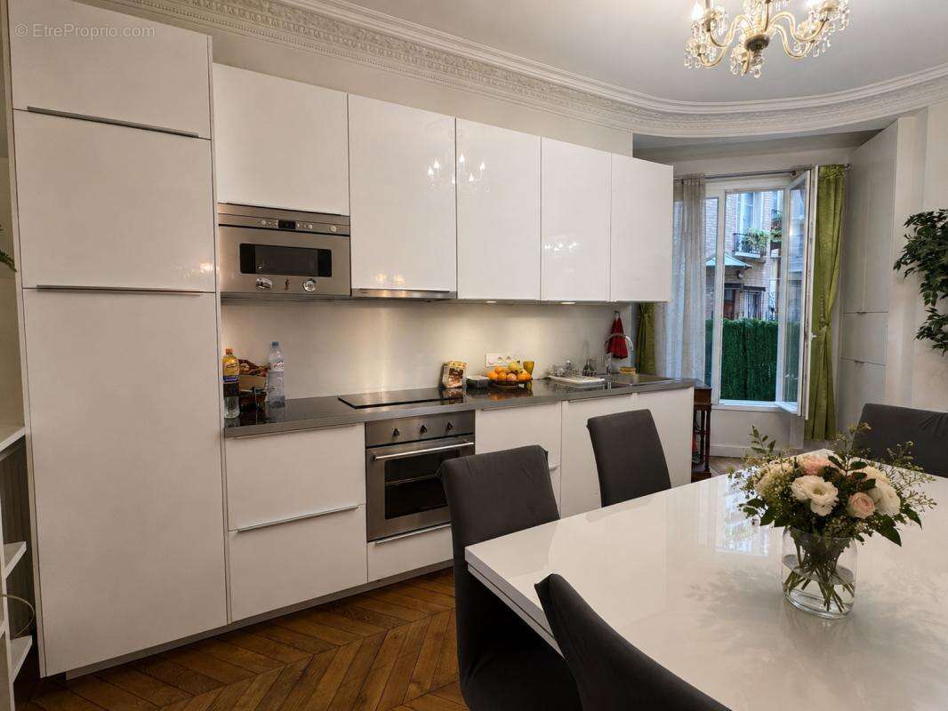 Appartement à PARIS-16E