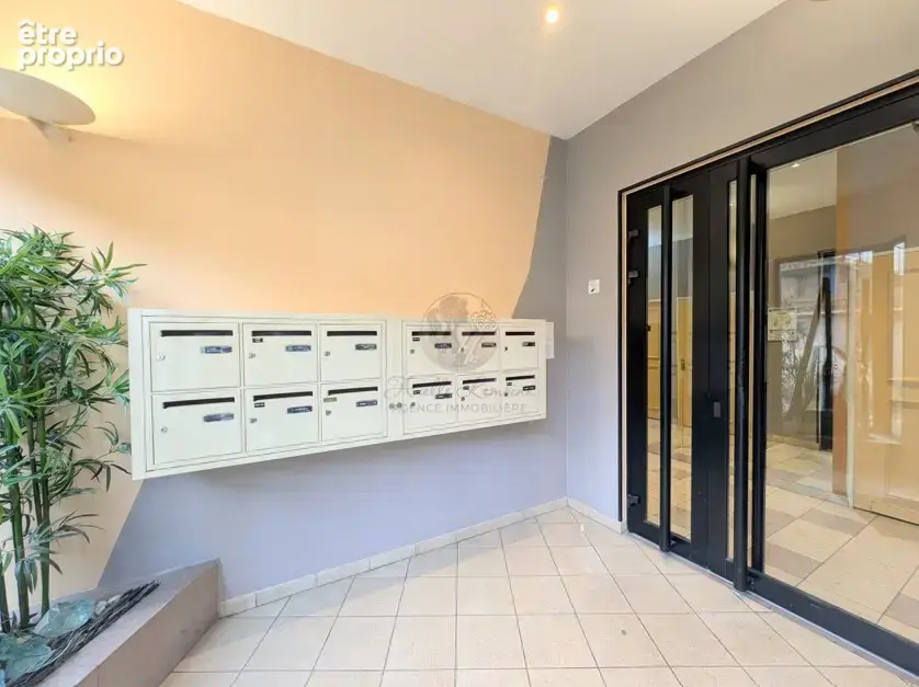Appartement T4 de 91 m2 en plein centre de Vernaison avec terrasse, cave et garage double - photo 10