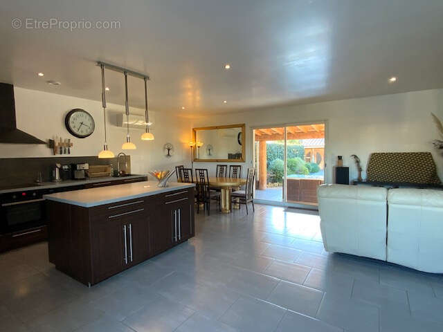 Maison de plain pied de 148 m2 avec piscine et T2 indépendant sur terrain de 1000 m2. - photo 4