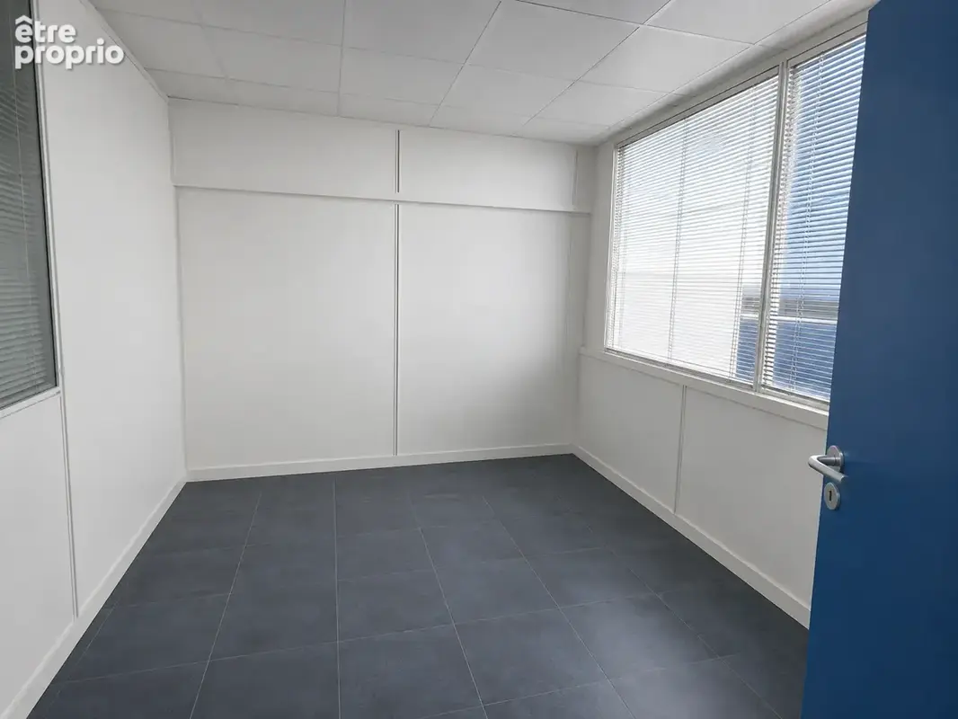Local 142m2 - bureaux + entrepot - grand parking - acces pl - photo 3