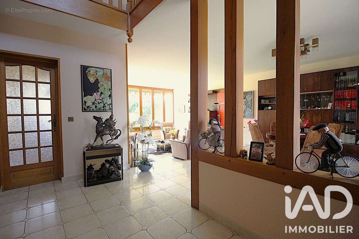 Maison 185 m² à Mandres-Les-Roses  - photo 2