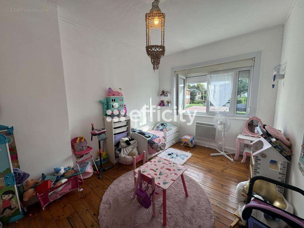 Maison à QUIEVRECHAIN