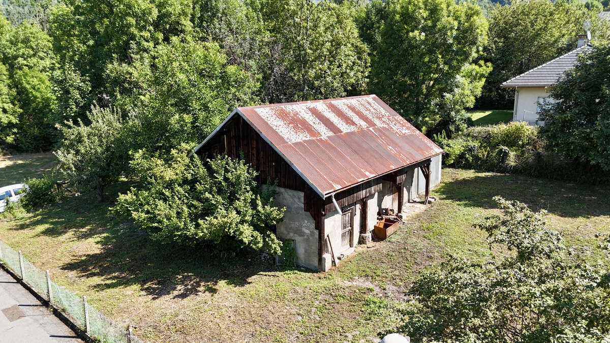 (73) Saint Avre - Terrain constructible et viabilisé - 1147m2 + 408m2 de jardin - photo 2