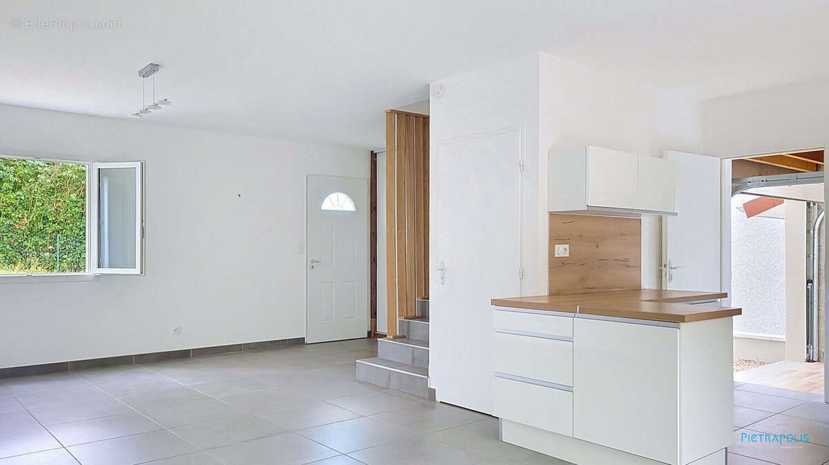 Maison 84 m² à Meyrieu-Les-Etangs  - photo 4