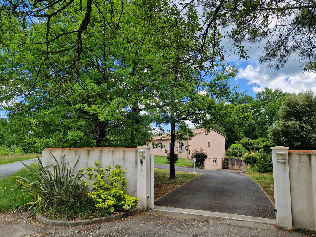 Maison à NOTRE-DAME-DE-SANILHAC