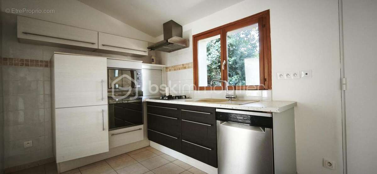 A vendre maison t5 superficie environ 105  m2 sur un terrain de 333 m2- garage- actuellement configuré en deux appartements - photo 2