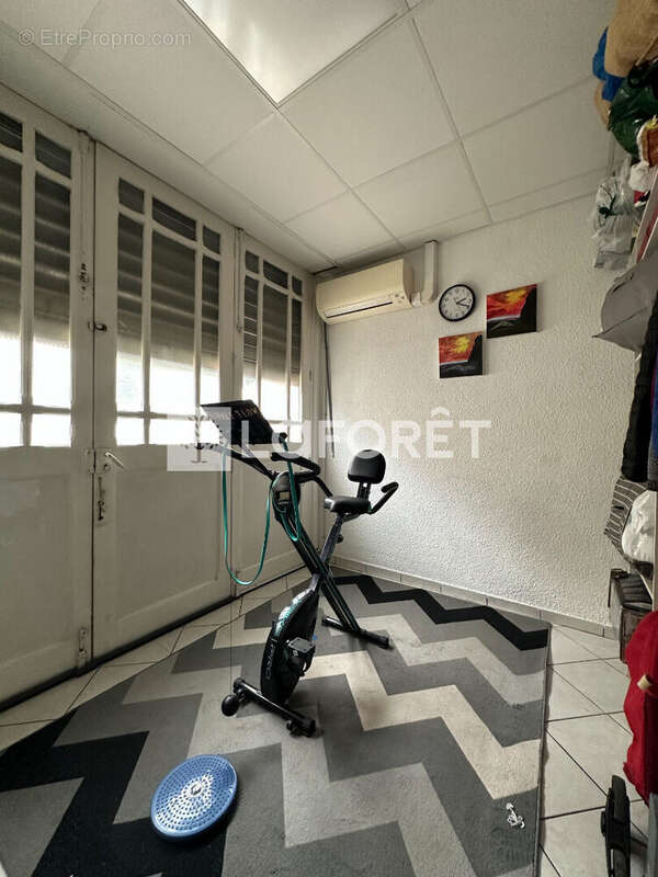 Perpignan - Quartier prisé ! Superbe F2 bis en rez-de-jardin de plus de 80 m², vendu loué ! - photo 9
