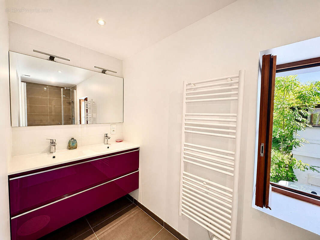 Collonges-sous-Salève à 215 m², 4 chambres et de beaux volumes aux portes de Genève. - photo 11