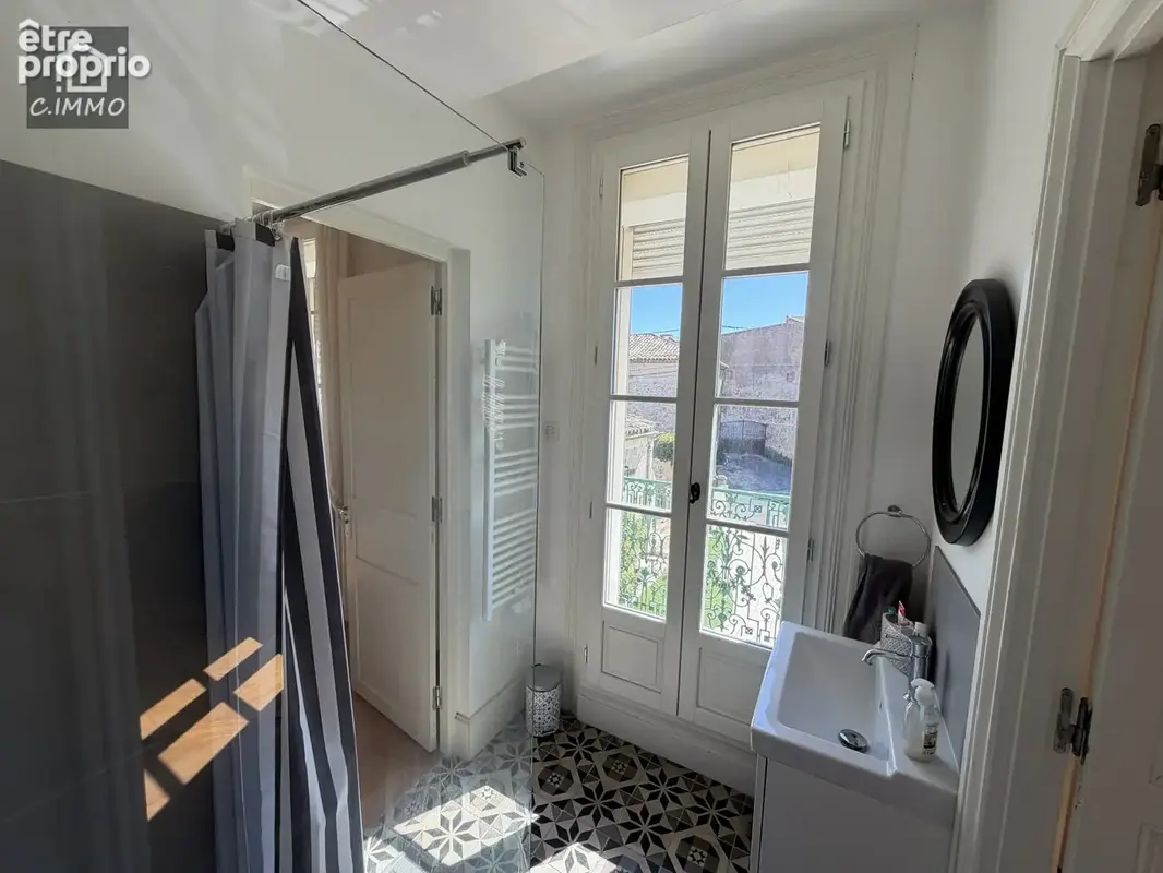 Grande maison vigneronne de 215 m2 de type 6 avec piscine, terrasse, patio et garage de 121 m2. - photo 11