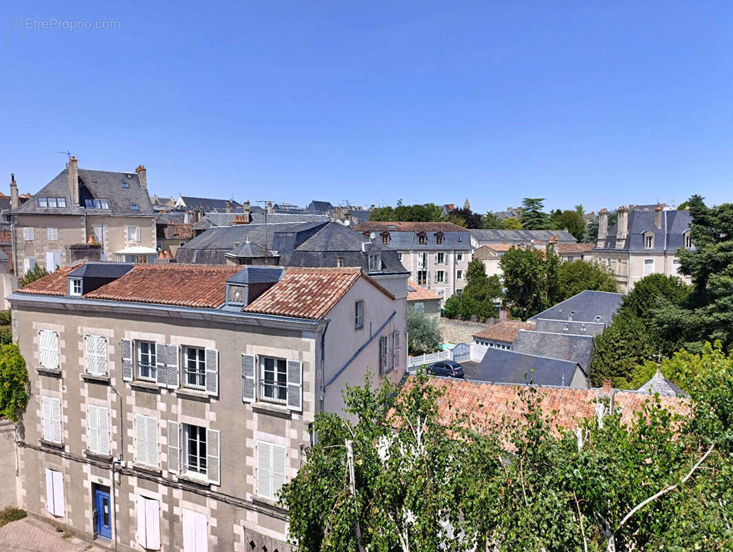 Centre-ville de Poitiers -Appartement traversant de 103 m² avec terrasse, ascenseur, cave et parking - photo 8
