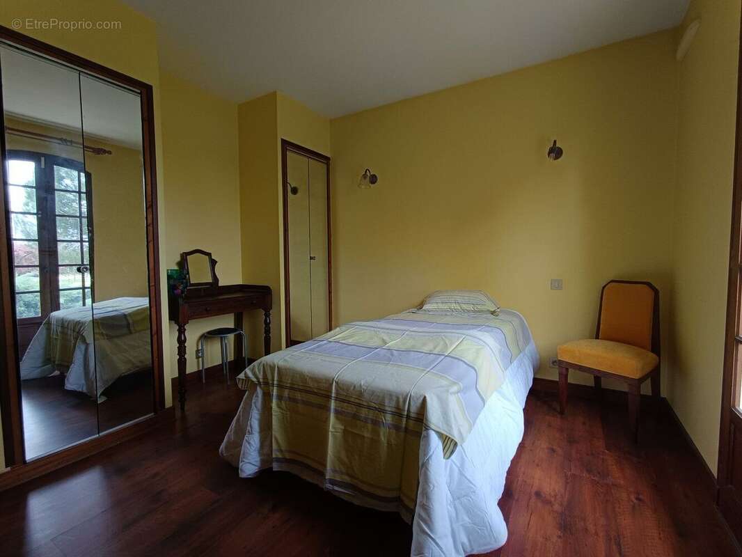 Maison sur demi-niveau spacieuse avec grand garage - photo 4