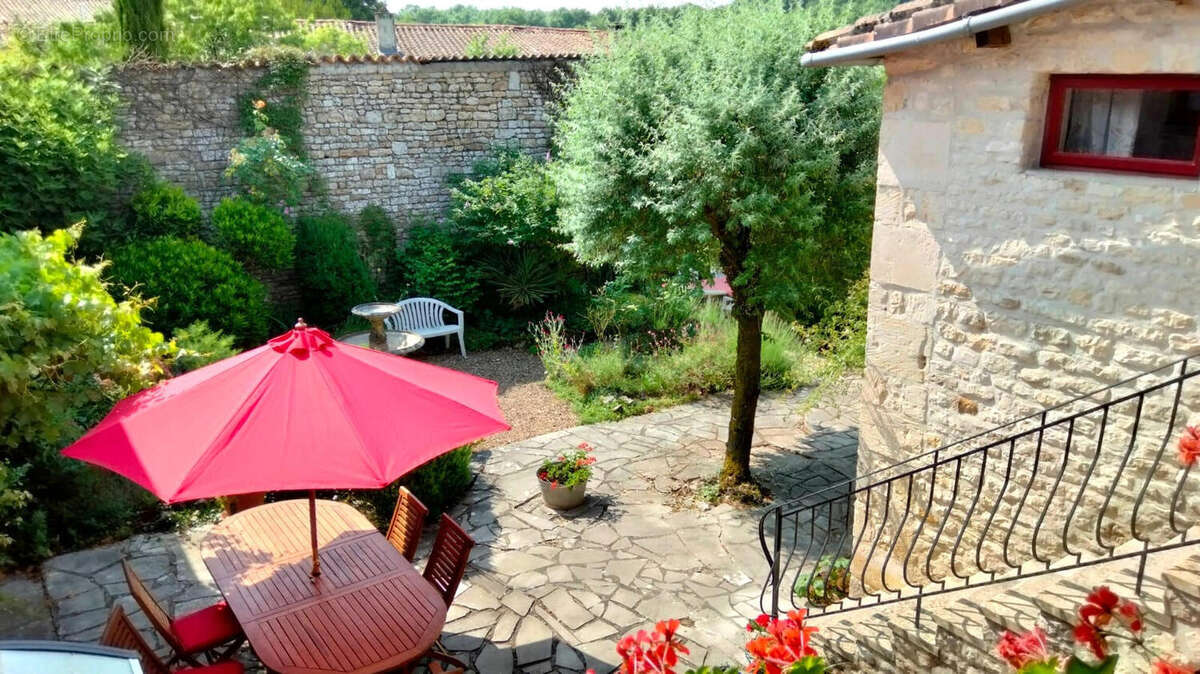 JARDIN - Maison à SALLES-DE-VILLEFAGNAN